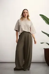 Pantalón de vestir verde militar, de corte palazzo, con pinzas en la cintura y bolsillos laterales.