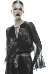 Vestido largo negro con estampado paisley, escote en pico, mangas largas acampanadas con volantes y cintura elastizada con cordón ajustable.