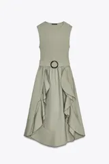 Vestido midi color verde oliva, de cuello redondo y sin mangas. Presenta un cinturón con hebilla metálica y detalle de volantes en la falda.