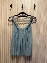 Musculosa negra con breteles elásticos finos y escote en V pronunciado.