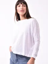 Remera de manga larga color azul con textura.