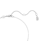 Colgante con cadena plateada y dije abovedado cubierto de cristales blancos engastados en pavé.