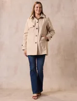 Gabardina impermeable color beige, marca Weatherproof, con abertura central con botones, bolsillos delanteros y capucha desmontable.