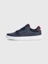 Zapatillas urbanas Tommy Hilfiger color azul marino, con cordones, suela blanca y detalles en rojo. Logo de la marca en el lateral y la lengüeta.