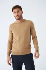 Sweater de algodón con cashmere color beige, de corte clásico, con cuello redondo a la base, puños y dobladillo acanalados y logo bordado en el pecho.