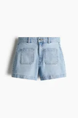 Short de denim celeste de tiro alto, con bolsillos frontales tipo parche y bolsillos traseros. Cierre frontal con botón metálico.