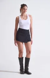 Short pollera de denim negro lavado, con cierre frontal con botones.