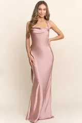 Vestido largo de satén color rosa viejo, con escote drapeado y breteles finos.