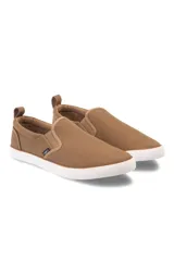 Zapato de tela color tostado sin cordones, con suela blanca y diseño ligero.