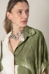 Camisa italiana color natural con estampado de hojas en distintos tonos. Corte holgado, talle único.
