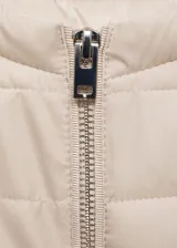 Campera acolchada color beige con cierre frontal y cuello redondo.