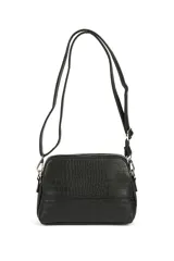 Bandolera negra con correa ajustable y textura símil cuero de cocodrilo.