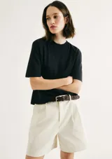 Remera marrón de manga corta con cuello redondo.