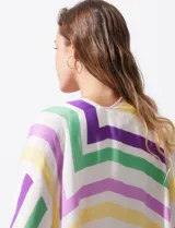 Kimono tejido con estampado de líneas en tonos pastel, mangas amplias estilo japonés y terminación con borlas.