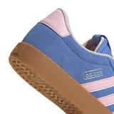 Championes Adidas VL Court 3.0, color celeste con detalles en rosa y suela marrón.
