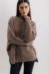 Sweater gris de punto con cuello alto y diseño de líneas horizontales en relieve.