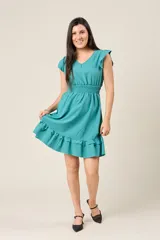 Vestido corto color salmón, con escote en V, mangas cortas con volados, cintura elastizada y falda con volados en el ruedo.