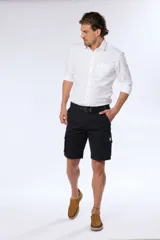 Bermuda cargo azul marino con cinto, confeccionada en 98% algodón y 2% spandex. Presenta bolsillos laterales tipo cargo con solapa y botón.