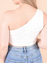 Blusa blanca de un solo hombro, corte crop top y tejido acanalado.