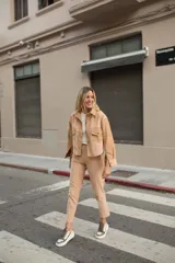 Pantalón de corderoy color beige, de corte recto y tiro alto.