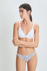 Colaless de encaje blanco con forro de algodón.