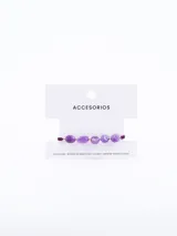 Pulsera elástica con cuentas de amatista y detalles dorados.
