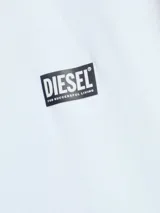 Remera blanca de manga corta y cuello redondo, con corte holgado y un pequeño parche rectangular negro con el logo de Diesel en la parte inferior delantera.