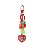 Llavero con gancho metálico rojo y charms colgantes de colores y forma de corazón con la inscripción "Love You".