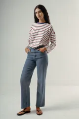 Camiseta de manga larga, corte holgado, con cuello redondo y estampado de rayas horizontales en tonos negro y marrón.