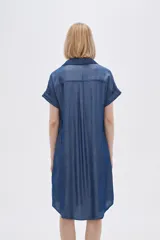 Vestido camisero azul de viscosa con cuello, botones y mangas cortas.