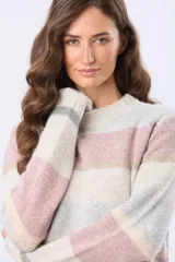 Buzo tejido de tacto suave y cálido, con diseño de rayas horizontales en tonos rosado, blanco, beige y gris. Presenta cuello redondo y puños de rib.
