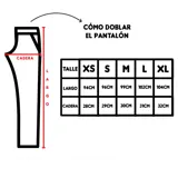 Pantalón cargo negro con detalles en blanco, bolsillos laterales y corte ajustado.