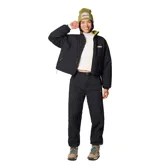Campera corta color negro con paneles acolchados y acabado resistente al agua, diseñada para un uso versátil en la ciudad y excursiones.