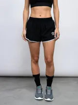 Short deportivo gris con ribetes celestes en ruedo y cintura.