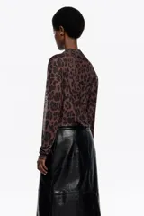 Camiseta de manga larga ajustada, color marrón con estampado animal print de leopardo. Presenta cuello redondo y frunces en puños y cintura.