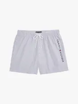 Short de baño Tommy Hilfiger con rayas verticales celestes y blancas, cintura elástica con cordón ajustable, bolsillos laterales y logo de la marca estampado en la pierna.
