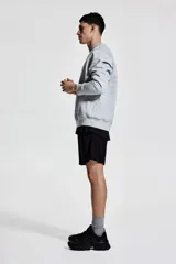 Short deportivo negro de tejido funcional de secado rápido con buena permeabilidad al aire. Cintura elástica con cordón para ajustar oculto, bolsillos en las costuras laterales y aberturas laterales en el bajo.