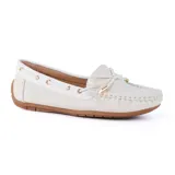 Mocasines color crudo con detalle de lazo y herrajes dorados.