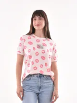 Remera blanca de corte recto con estampado de labios rojos y texto "How to spell love".