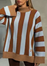 Sweater de punto con cuello alto negro y rayas verticales marrones y blancas.
