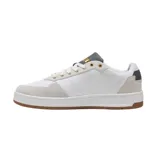 Championes Puma Court Classic blancos con detalles en gris y dorado.
