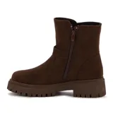 Botas cortas color beige, con hebilla decorativa y suela track.