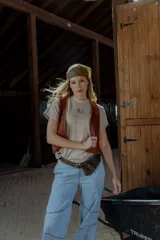 Remera marrón de algodón con logo AW bordado en el frente, corte holgado y mangas cortas.