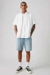 Bermuda de jean celeste de corte amplio, con bolsillos delanteros y traseros.
