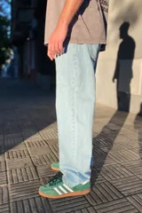 Pantalón de jean celeste de corte amplio y estilo baggy.