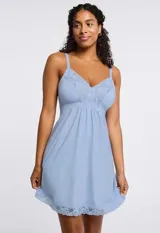 Chemise celeste con breteles finos regulables, escote en V y apliques de encaje en el escote y el ruedo.