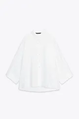 Camisa blanca de lino 100% con cuello solapa, manga larga con puños y cierre frontal con botones.