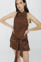 Top halter color beige con lurex y cuello alto.