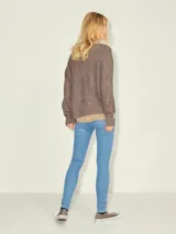 Sweater de punto color marrón con textura tipo waffle, cuello redondo y mangas largas.