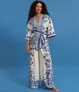 Pantalón wide leg de viscosa con estampado de arabescos en el lateral, cintura alta con elástico en la espalda y cierre con botones.